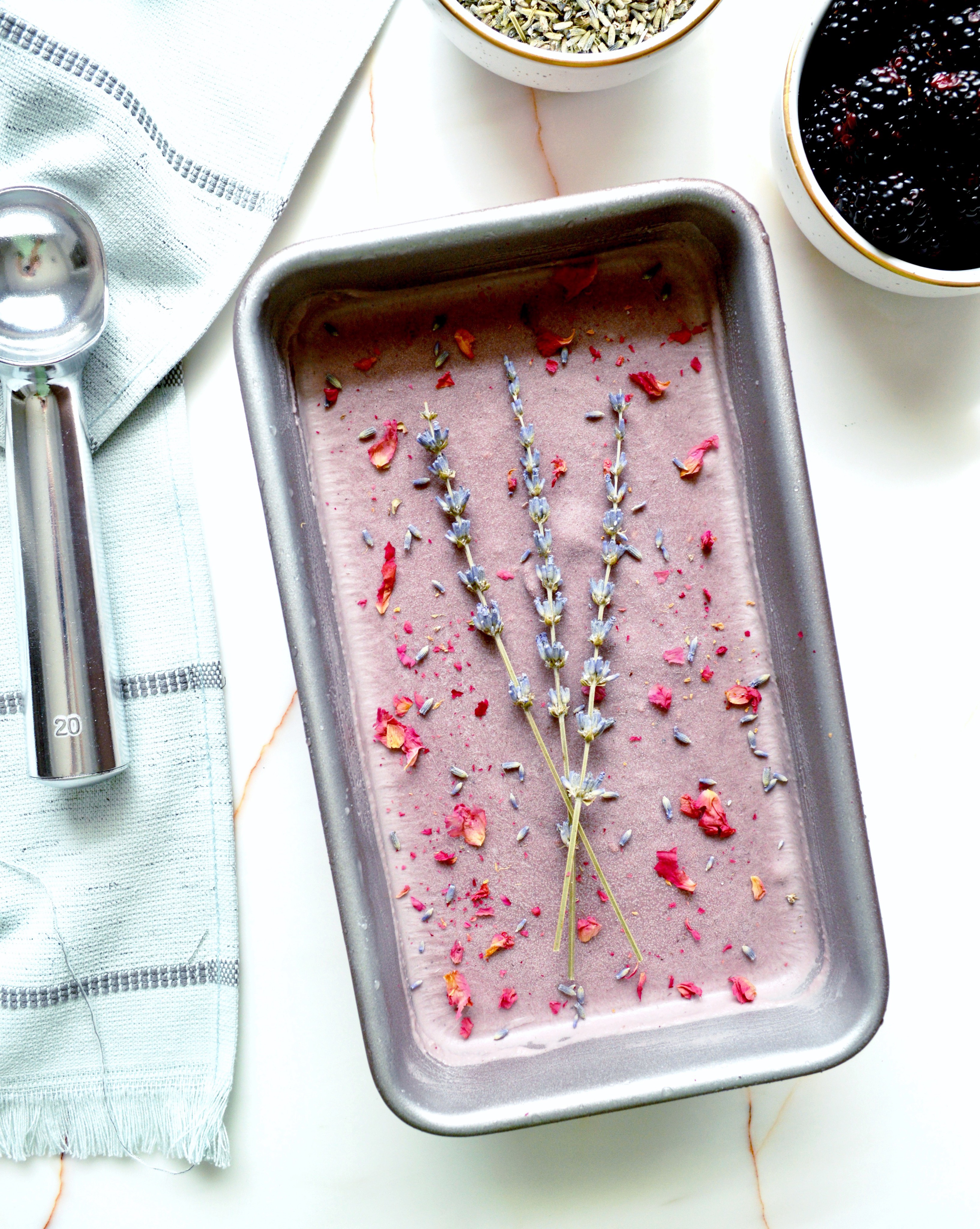 No-Churn
Blackberry
Lavender Ice Cream
(Raw, Vegan) by Plantbased Baker