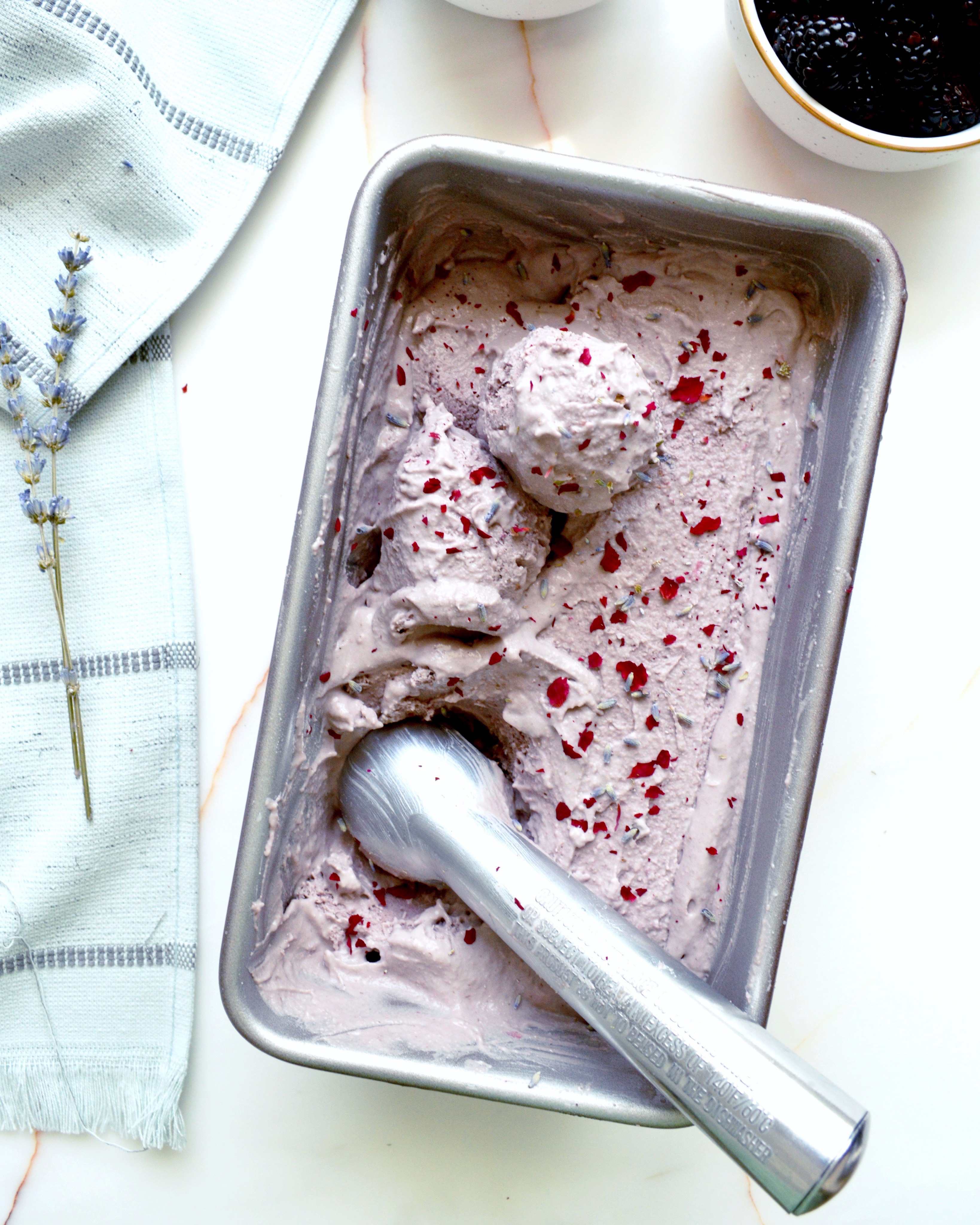 No-Churn
Blackberry
Lavender Ice Cream
(Raw, Vegan) by Plantbased Baker